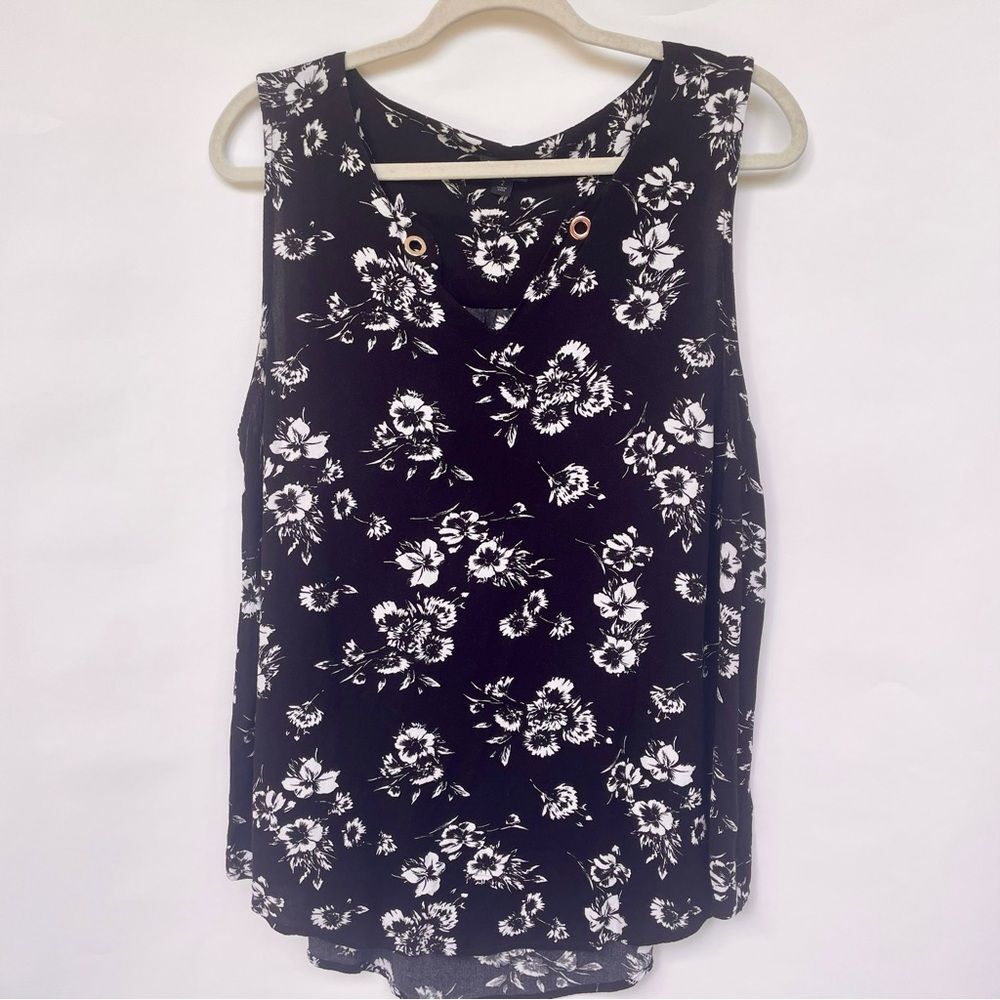 Torrid Edgy Floral Rayon Grommet Tank Top Black White Grommet Detail Size 2X